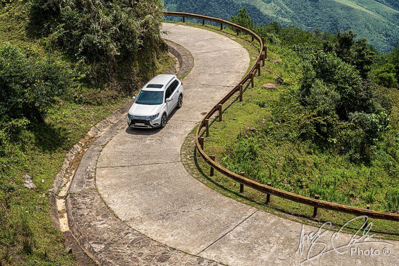 Mitsubishi Outlander 2.4 CVT Premium 2020 có hệ thống treo tương đối mềm.