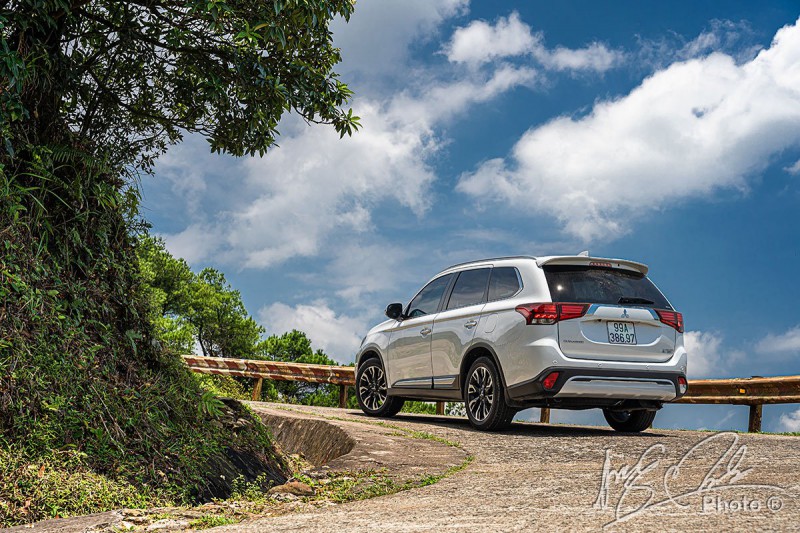 Thiết kế đuôi xe của Mitsubishi Outlander 2.4 CVT Premium 2020.