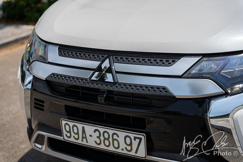 Mặt ca lăng của Mitsubishi Outlander 2.4 CVT Premium 2020.