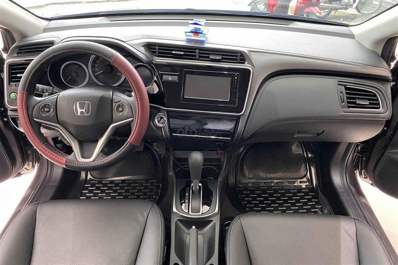 Khu vực vô lăng và bảng tablo trên xe Honda City 2018 1