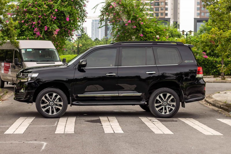 Toyota Land Cruiser cũ nhập Nga bán lại giá cao hơn xe "đập hộp" chính hãng a2