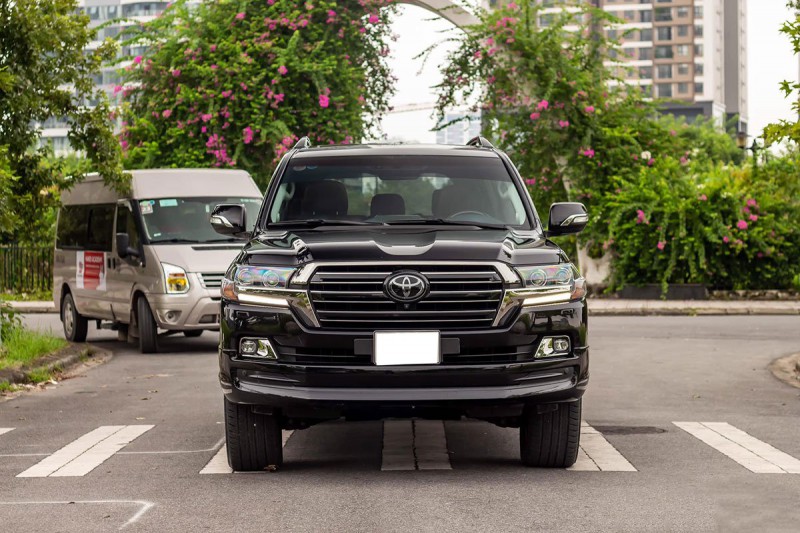 Toyota Land Cruiser cũ nhập Nga bán lại giá cao hơn xe "đập hộp" chính hãng a4