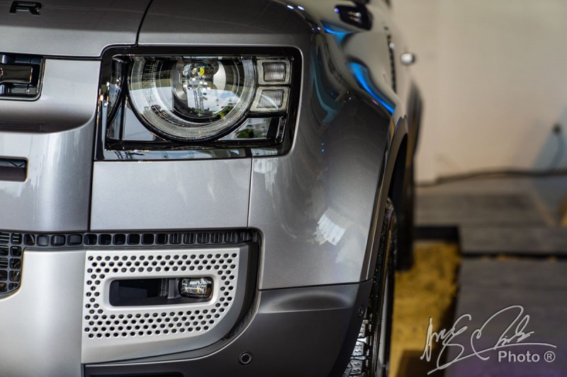 Đèn pha Land Rover Defender 2020.