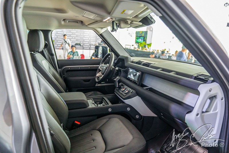 khoang nội thất của Land Rover Defender 2020.