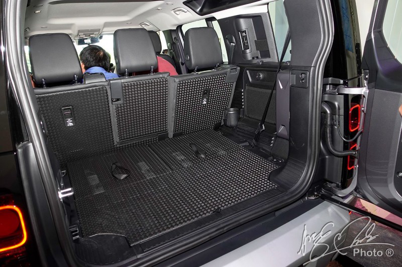 Khoang hành lý của Land Rover Defender 2020.