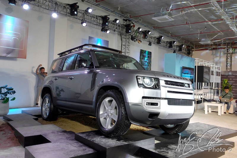 Land Rover Defender 2020 trong buổi ra mắt tại HCM.