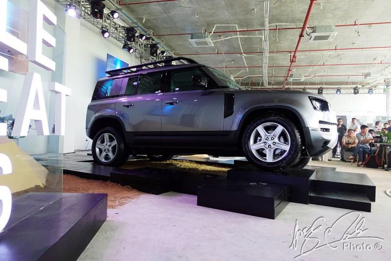 Thiết kế bên hông xe Land Rover Defender 2020.
