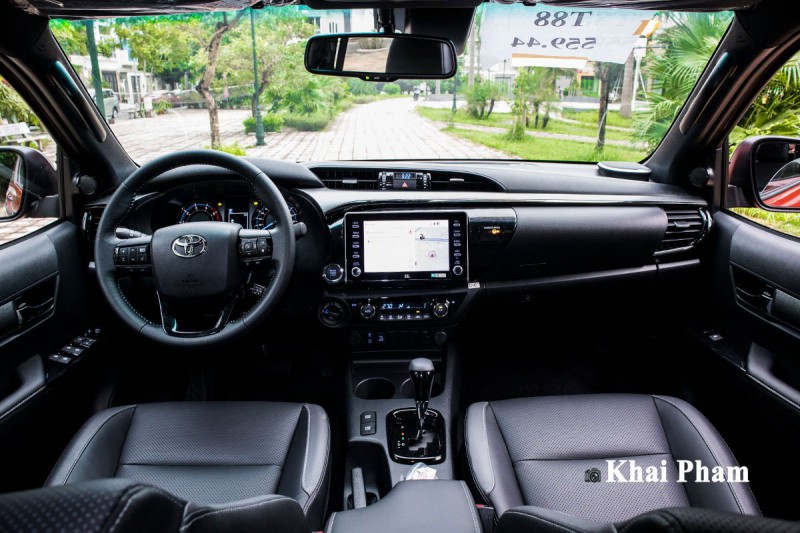 Ảnh Khoang lái xe Toyota Hilux Adventure 2020