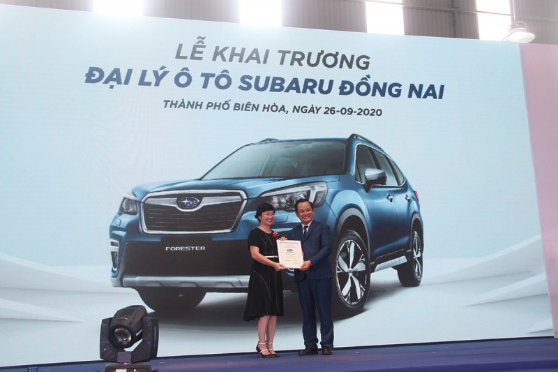 Đại diện của MIV trao giấy chứng nhận cho đại lý Subaru Đồng Nai.