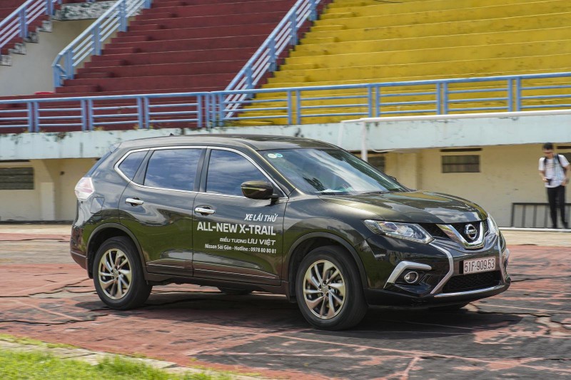 Mẫu Nissan X-Trail lái thử tại Hội chợ Oto.com.vn 2019 1