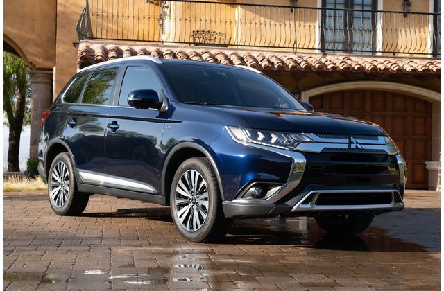 Mitsubishi Outlander rộng rãi đa dụng.