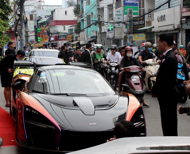 McLaren Senna của đại gia Hoàng Kim Khánh và dàn siêu xe xếp hàng trên phố.