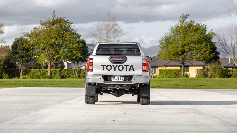 Toyota Hilux Mako bắt mắt hơn nữa.