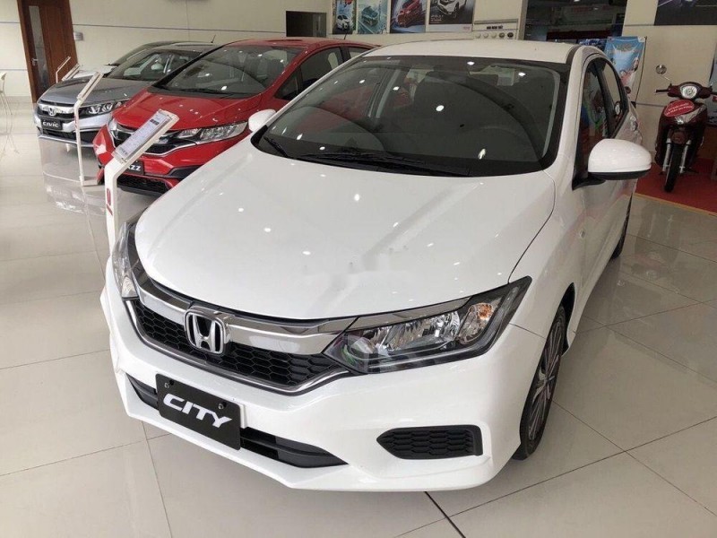 Honda City bản E tại đại lý.