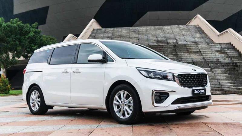 Kia Sedona nhận quà camera hành trình trước-sau trong tháng 10.