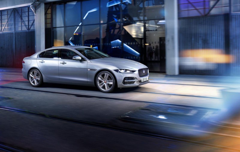 Jaguar XE 2021 có giá ưu ái hơn.