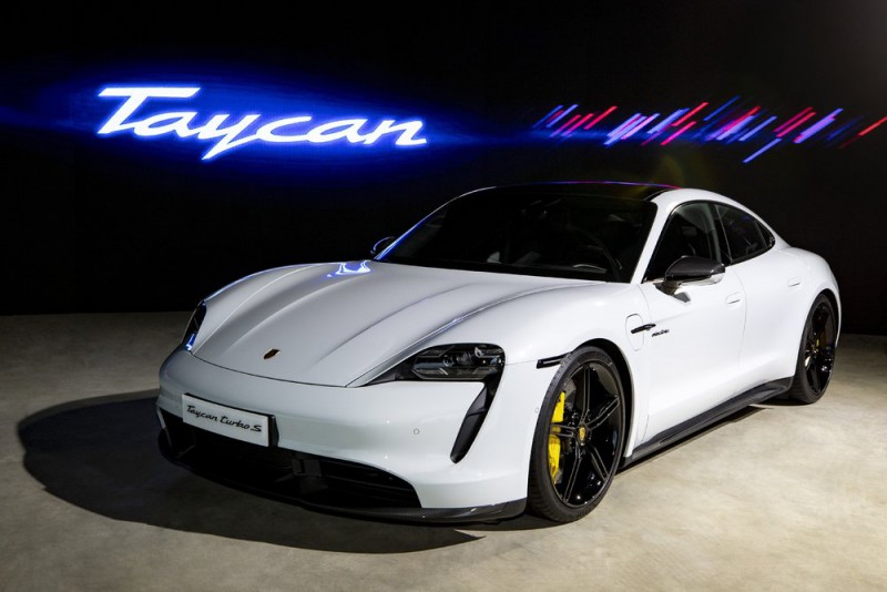 Xe thể thao thuần điện Porsche Taycan 2021 ra mắt quần chúng.