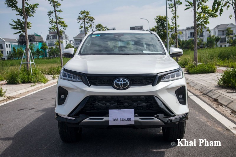 Ảnh chính diện đầu xe Toyota Fortuner Legender 2020 trái 