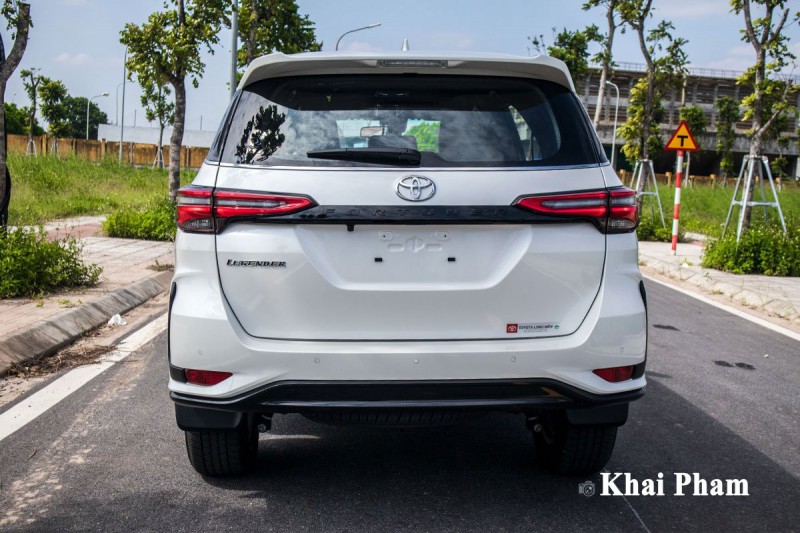 Ảnh chính diện Đuôi xe Toyota Fortuner Legender 2020 trái 