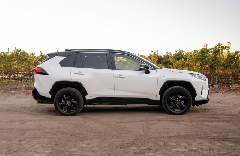 Khách mua xe Toyota RAV4 2021 có nhiều lựa chọn thú vị.