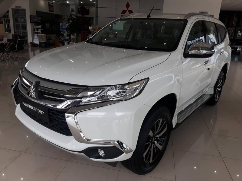 Mitsubishi Pajero Sport 2019 bản máy xăng 2 cầu.