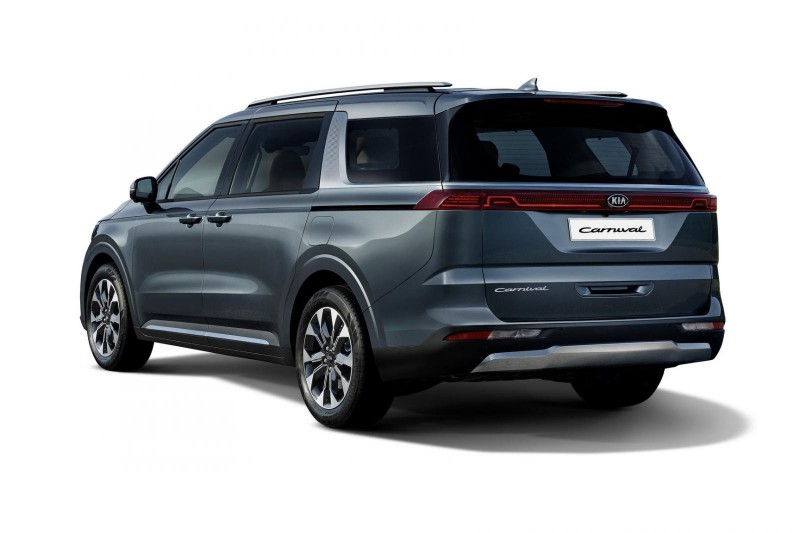 Đánh giá xe Kia Sedona 2021 về thiết kế đuôi xe.