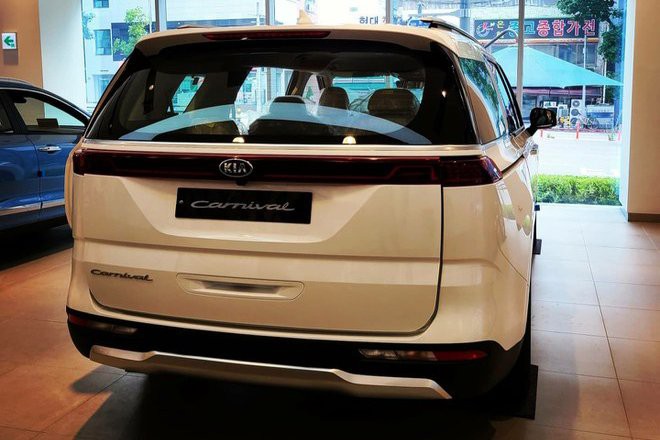 Đánh giá xe Kia Sedona 2021 về thiết kế đuôi xe - Ảnh 2.