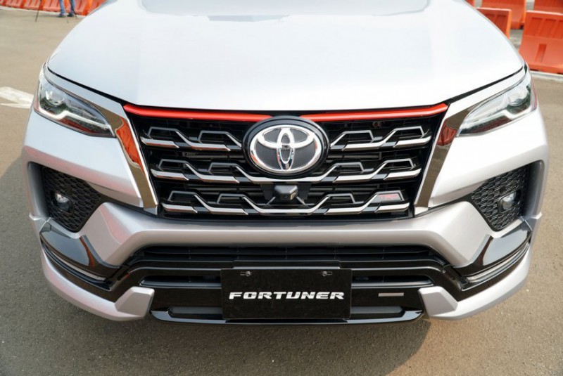 Toyota Fortuner TRD Sportivo 2021 nổi trội giữa đám đông.