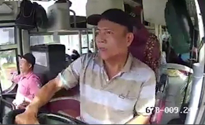Video: Xe khách lật nhào, tài xế kêu 'trời ơi' vì tránh xe máy qua đường ẩu tại Việt Nam.