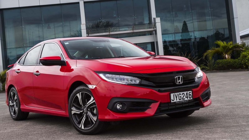 Honda Civic bám sát Camry và thể hiện độ cuốn hút khó bỏ qua.