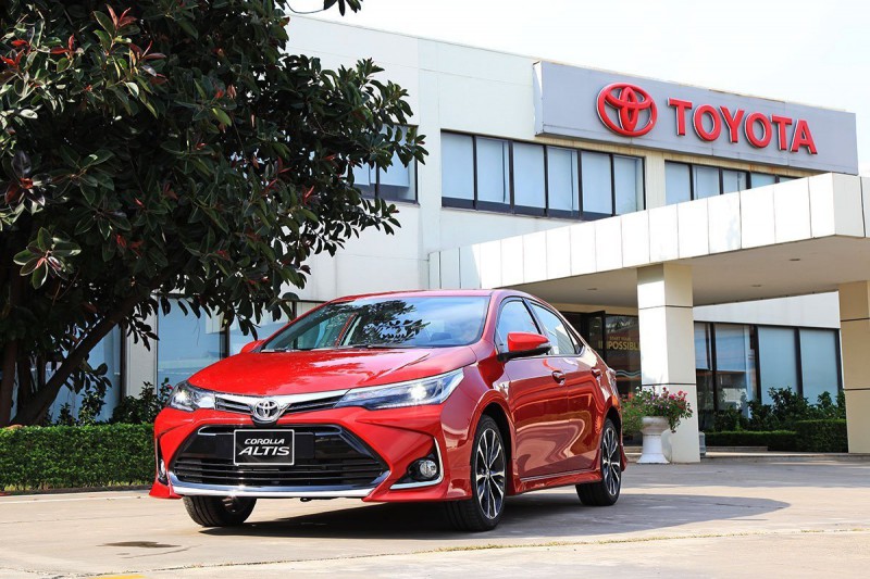 Toyota Corolla sedan vẫn hot nhưng gặp trục trặc nhẹ.