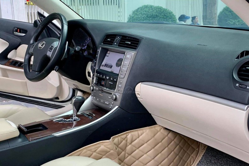 Khu vực bảng táp-lô xe Lexus IS250C 2011 1