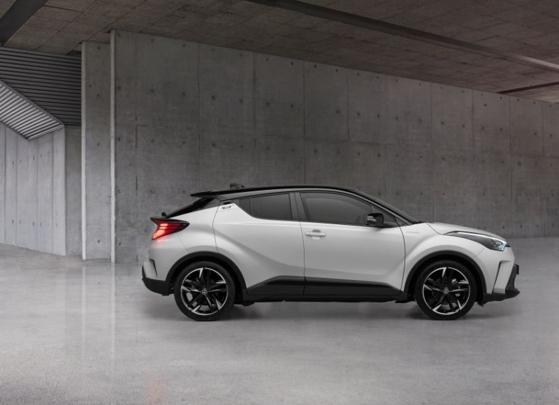 Toyota C-HR 2021 GR Sport cực kỳ bắt mắt.