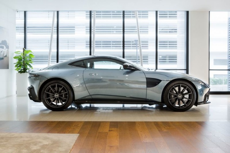 Aston Martin Vantage Dark Knight Edition bắt mắt từ cái nhìn đầu tiên.