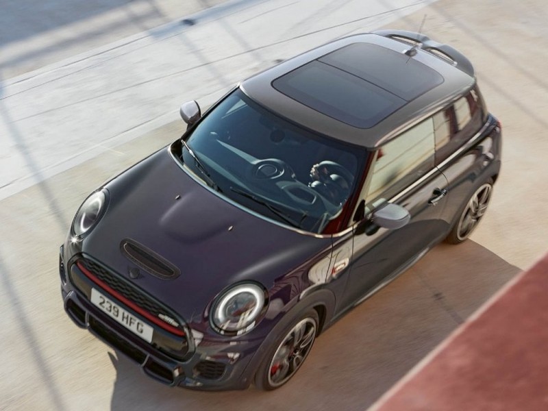 MINI John Cooper Works GP Inspired Edition đậm chất thể thao, toát vẻ hùng dũng.