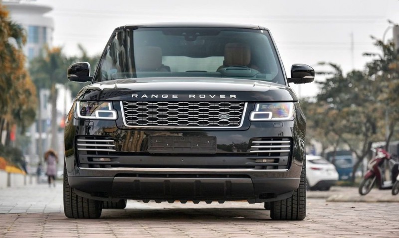 Range Rover Autobiography cũng được ưu đãi quà tặng chính hãng.