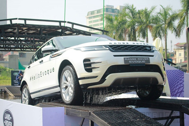 Giá xe Range Rover Evoque hấp dẫn hơn sau mức giảm đến 1 tỷ đồng.