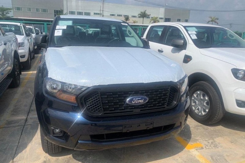 Giá Ford Ranger và Everest tại đại lý giảm mạnh đẩy hàng tồn.