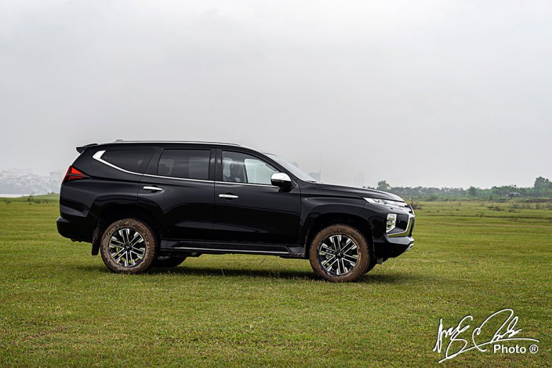 Thiết kế thân xe của Mitsubishi Pajero Sport 2020 hầu như không đổi.