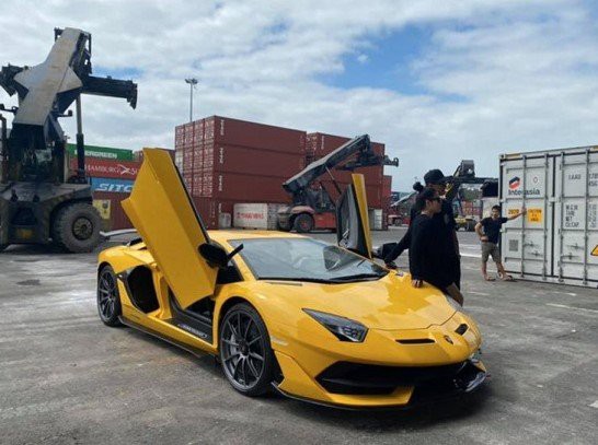 Chiếc Lamborghini Aventadorthứ 2 được sơn màu vàng nổi bật 1