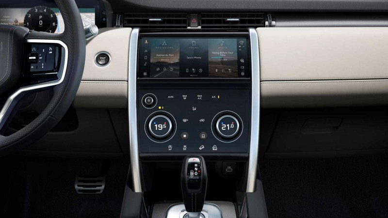 Land Rover Discovery Sport 2021 sở hữu nội thất thông minh và tiện dùng hơn.