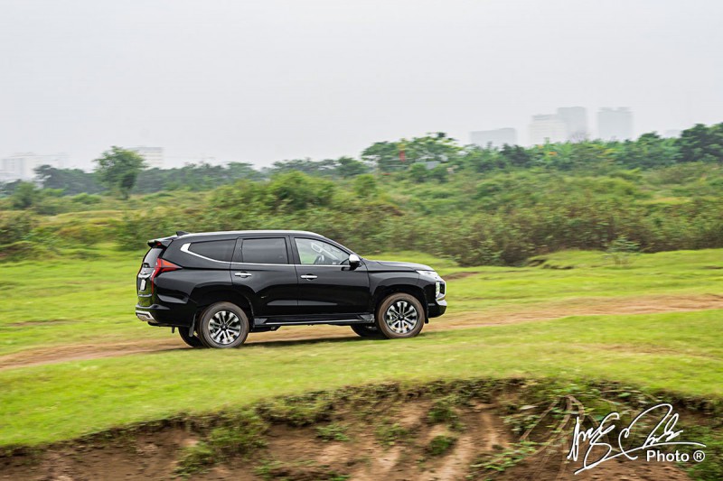 Mitsubishi Pajero Sport 2020 cung cấp khả năng chuyển hướng chính xác.