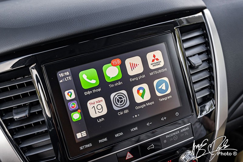 Màn hình giải trí 8 inch tích hợp Apple CarPlay và Android Auto trên Mitsubishi Pajero Sport 2020.