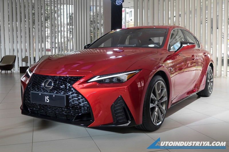 Lexus IS 2021 chào giá 1,6 tỷ đồng.