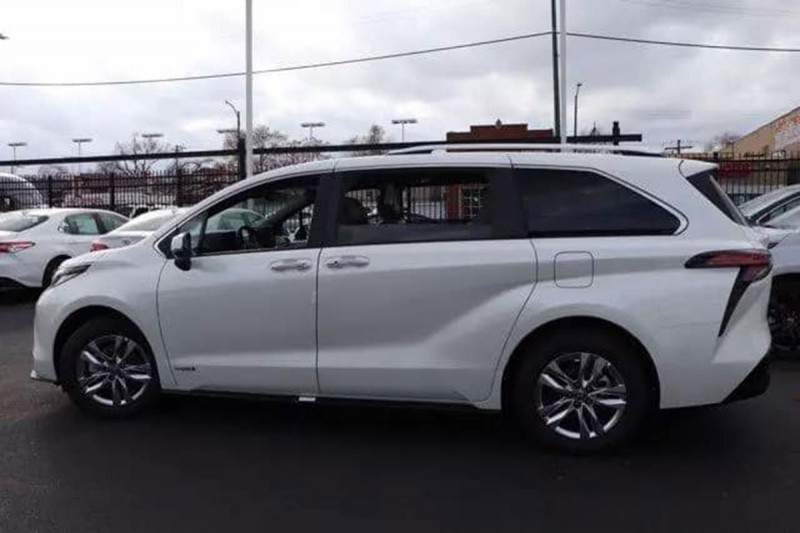 Ảnh Toyota Sienna 2021 ngoài đời thực, xe đang trên đường về Việt Nam a4