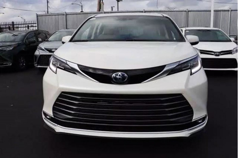 Ảnh Toyota Sienna 2021 ngoài đời thực, xe đang trên đường về Việt Nam a2