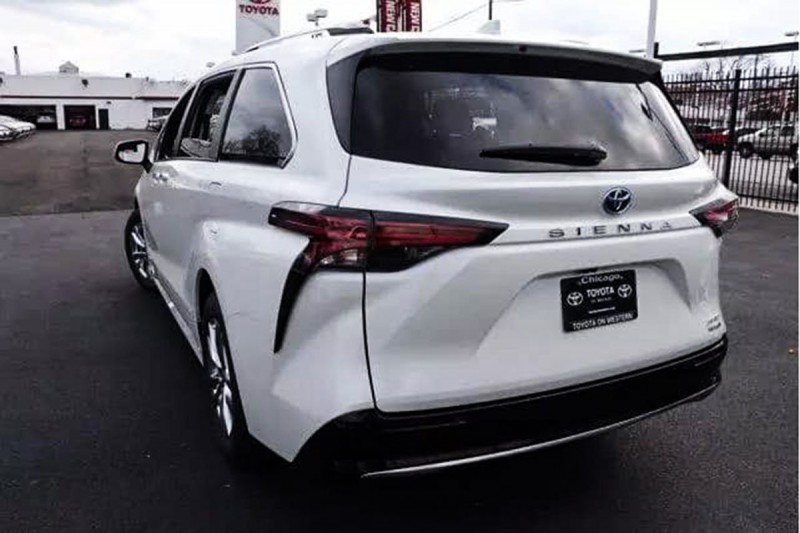 Ảnh Toyota Sienna 2021 ngoài đời thực, xe đang trên đường về Việt Nam a5