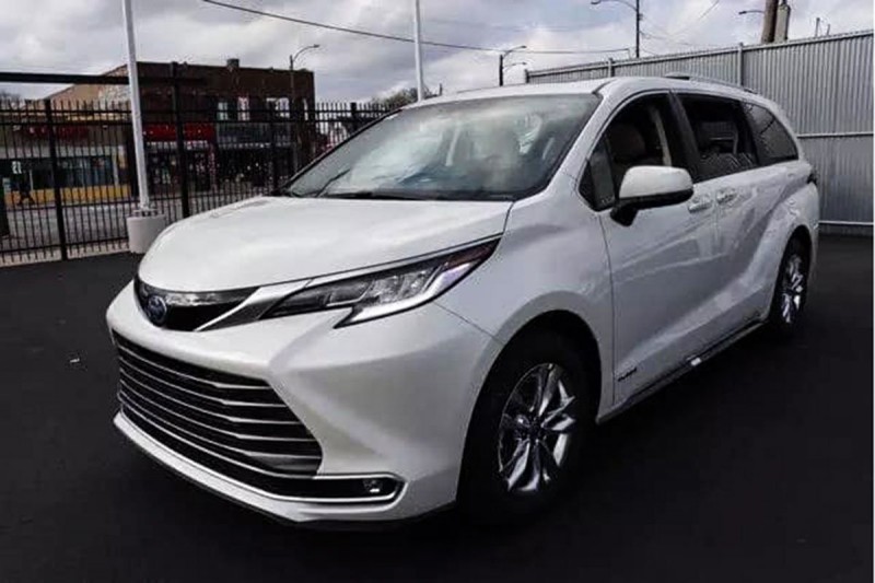 Ảnh Toyota Sienna 2021 ngoài đời thực, xe đang trên đường về Việt Nam a1