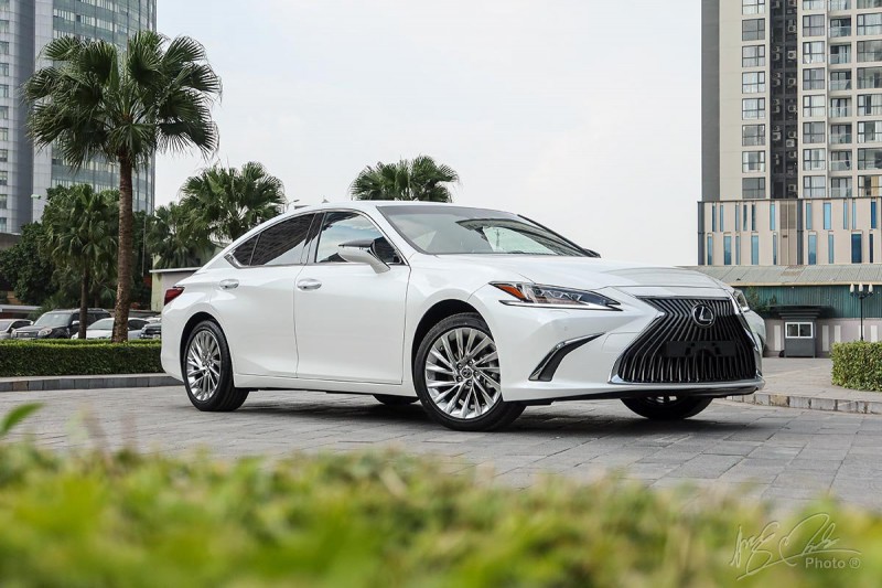 Lexus ES 2021 nâng cấp với giá bán không đổi.