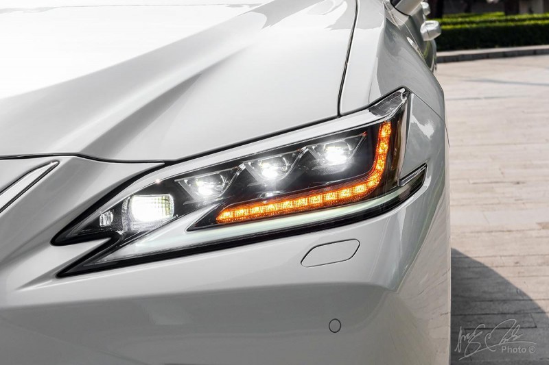 Cụm đèn pha với cụm 3 bóng Bi-LED trên Lexus ES 2021.